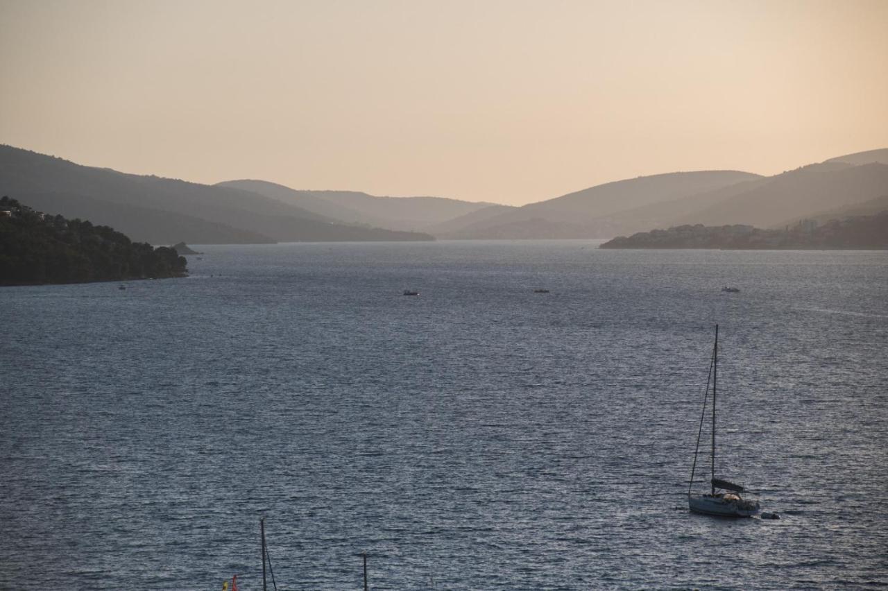 Brand New Aparment With Sea View & Swimming Pool At Ciovo - Villa Fiorentini Trogir Dış mekan fotoğraf